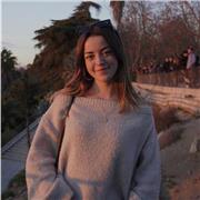 Profesora de inglés, preferiblemente del grado de infantil o primaria